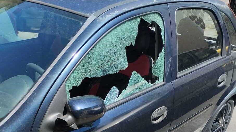 Nella foto un’auto con i vetri infranti in zona San Jacopino