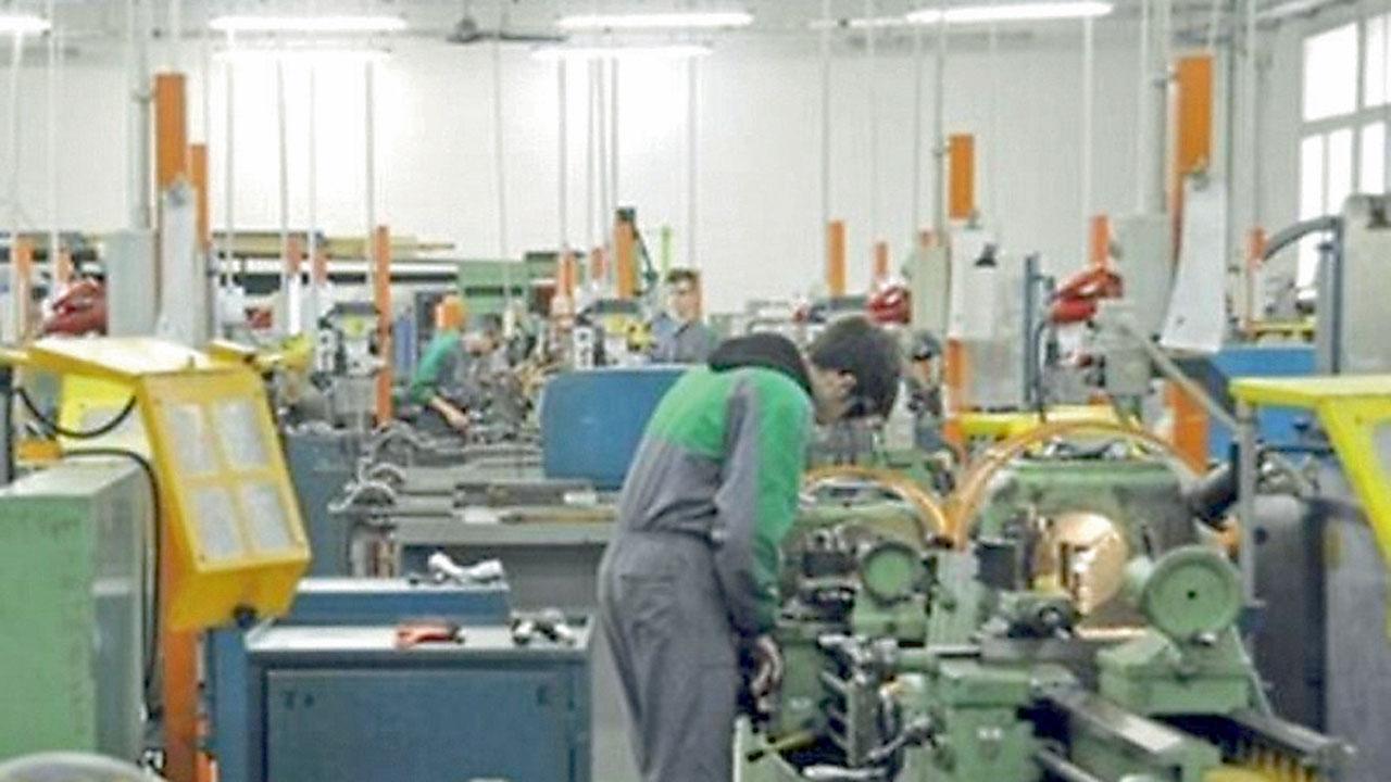 Operaio al lavoro a un macchinario (foto d’archivio)
