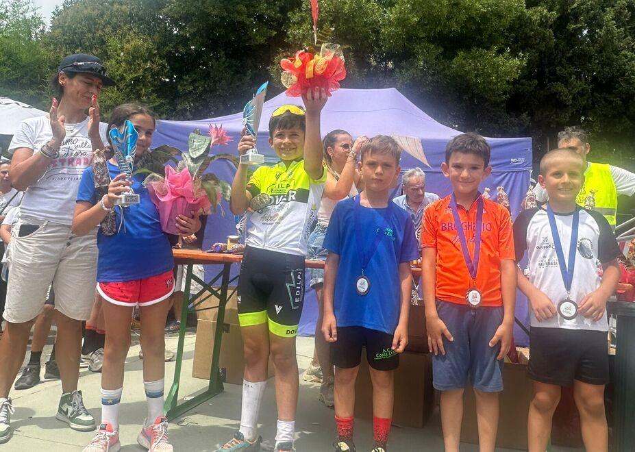 Nella foto i piccoli partecipanti alla giornata di gare durante le premiazioni delle varie categorie