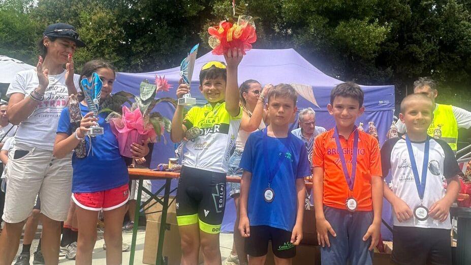 Nella foto i piccoli partecipanti alla giornata di gare durante le premiazioni delle varie categorie