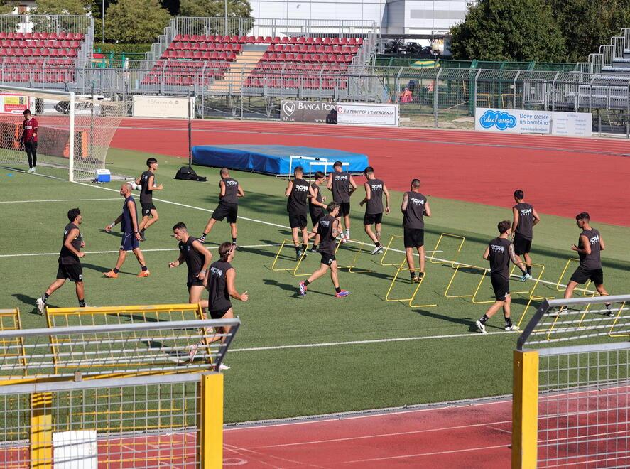 Il gruppo del Pontedera di Agostini durante un allenamento sul terreno del Mannucci: tra non molti giorni potrebbe essere rimpolpato dall’attaccante Jonathan Italeng (classe 2001) in arrivo dall’Atalanta (foto Silvi)