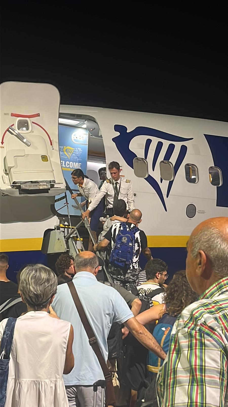 
	I passeggeri gi&agrave; sulla scaletta del volo Napoli-Alghero rimandati a terra

