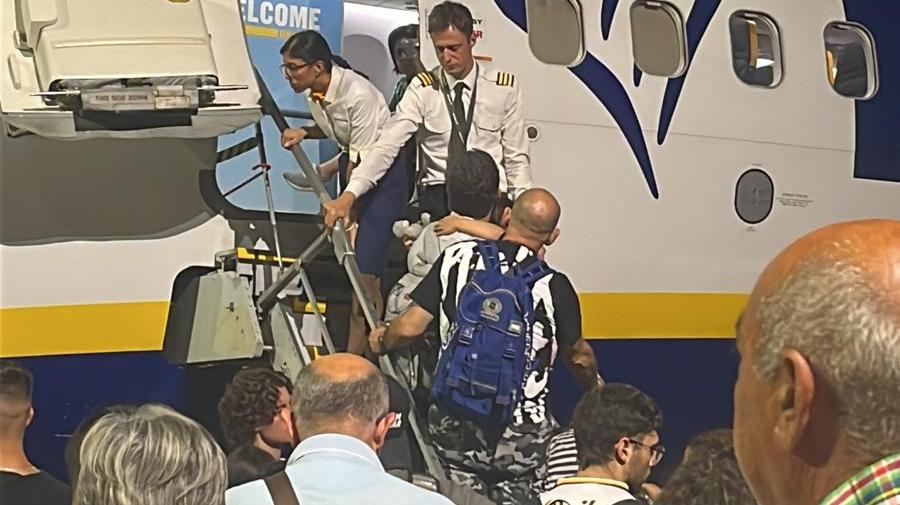 I passeggeri già sulla scaletta del volo Napoli-Alghero rimandati a terra