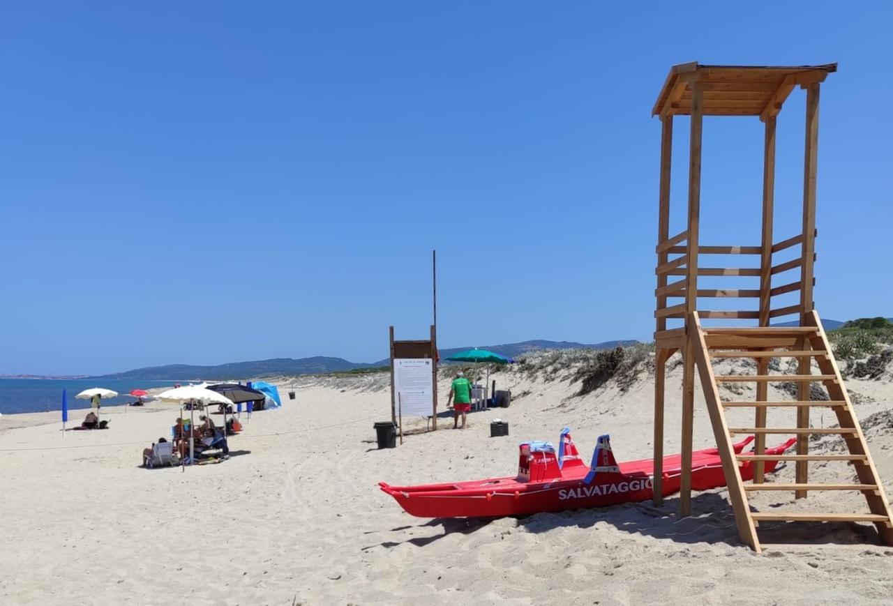 Baia delle mimose, un turista tedesco di 63 anni annega nel mare tra Valledoria e Badesi
