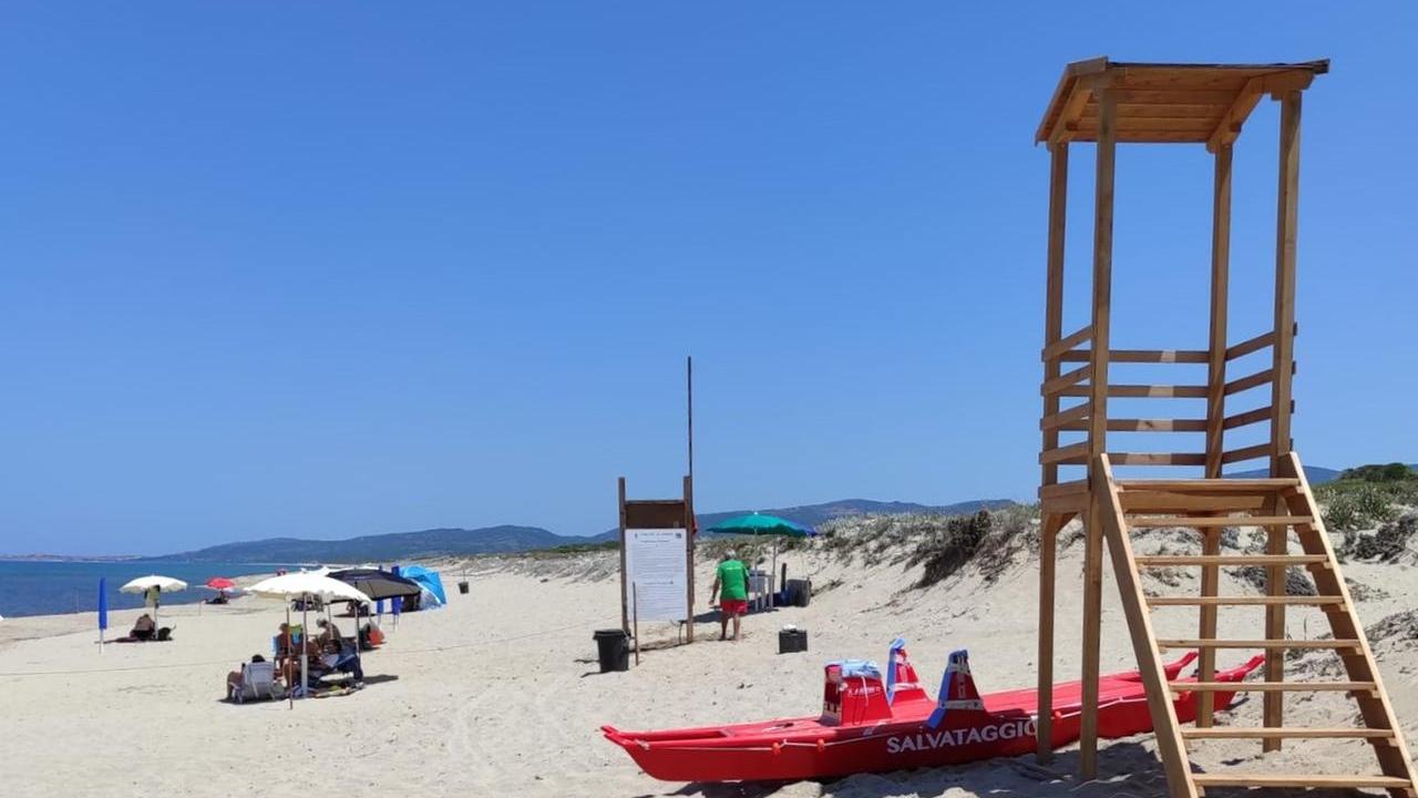 Baia delle mimose, un turista tedesco di 63 anni annega nel mare tra Valledoria e Badesi