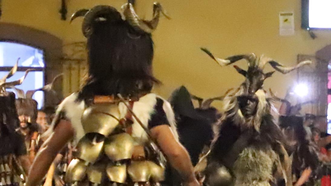 A Samugheo sfilano le maschere della Sardegna e del mondo