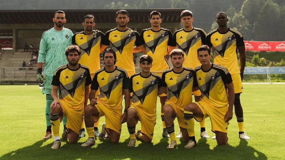 La formazione del Pisa scesa in campo per una delle due amichevoli nel ritiro di Bormio (Foto Pisa calcio)
