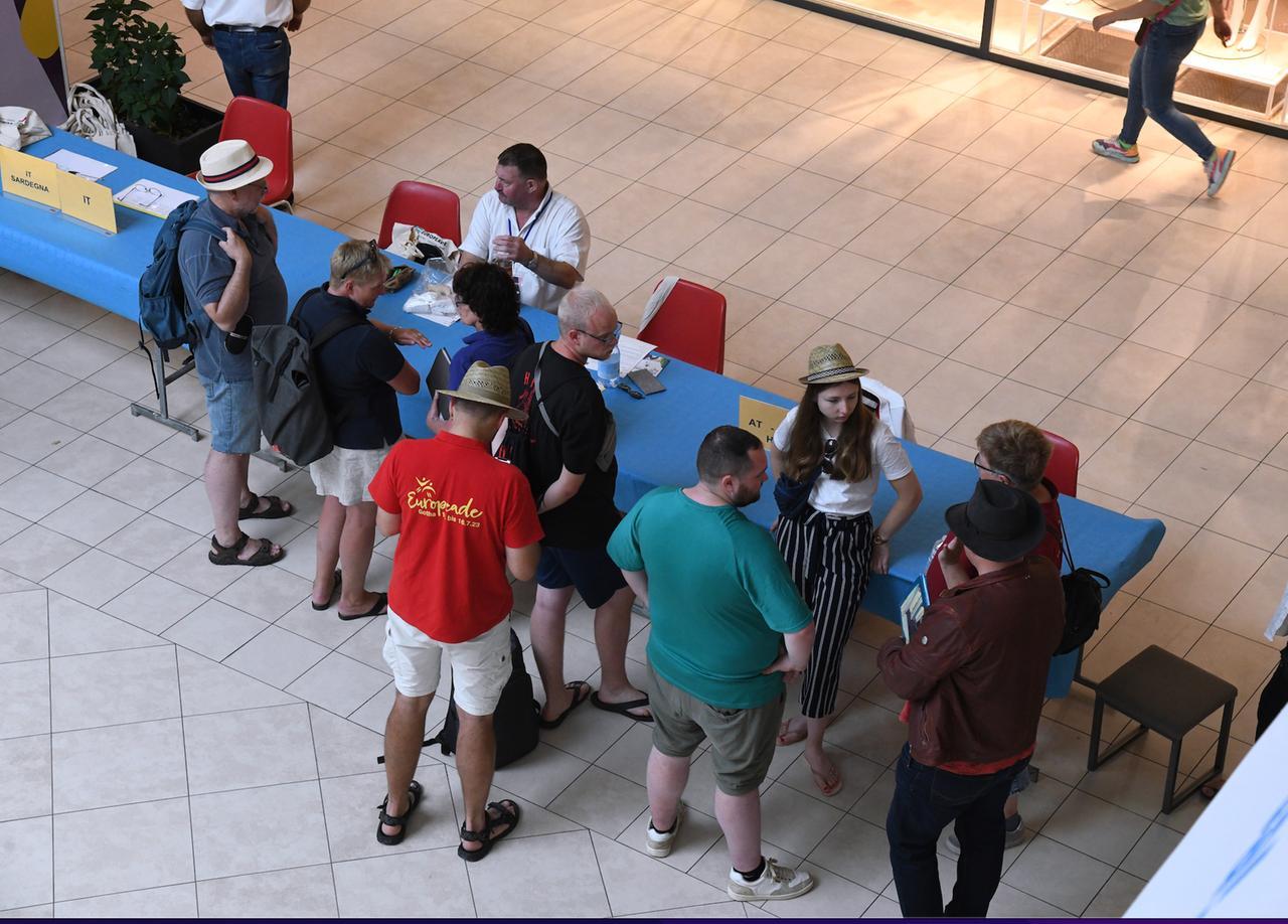 
	I partecipanti si registrano all'Europeade del folclore 2024 (<em>foto Massimo Locci)</em>

