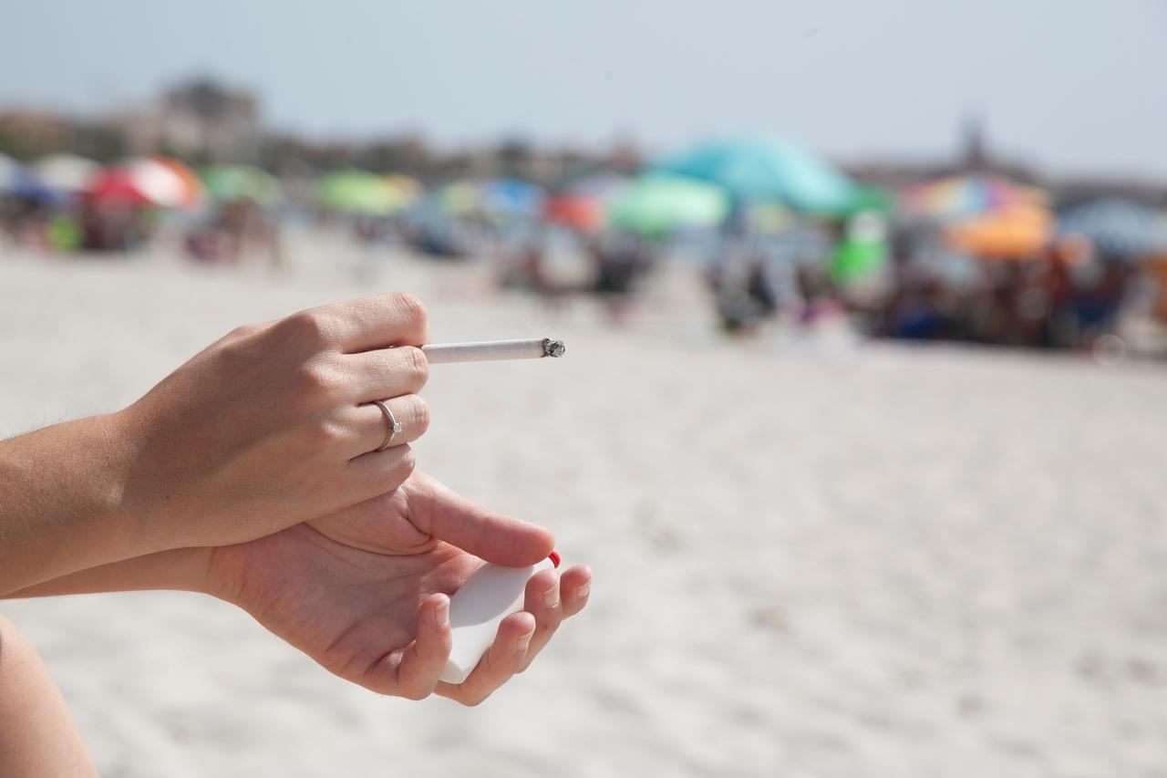 Sigarette vietate in spiaggia a Torregrande. Divieto esteso anche alla pineta