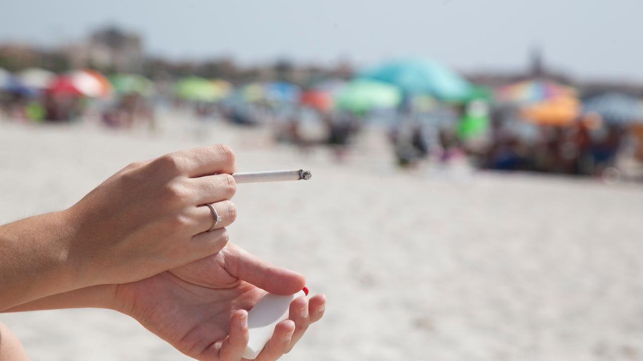 Sigarette vietate in spiaggia a Torregrande. Divieto esteso anche alla pineta
