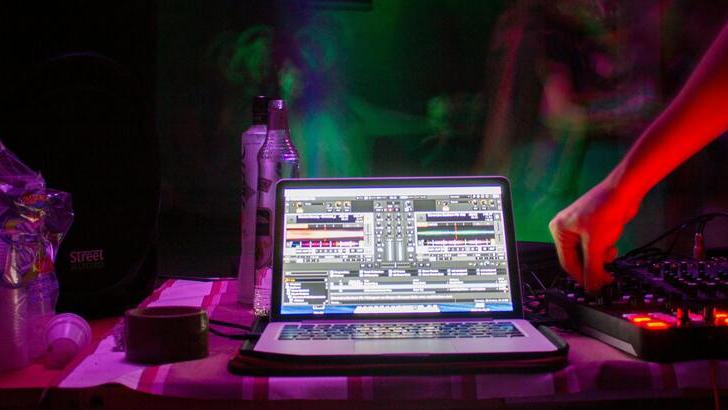 Porto Torres, il sindaco Massimo Mulas spegne il karaoke selvaggio