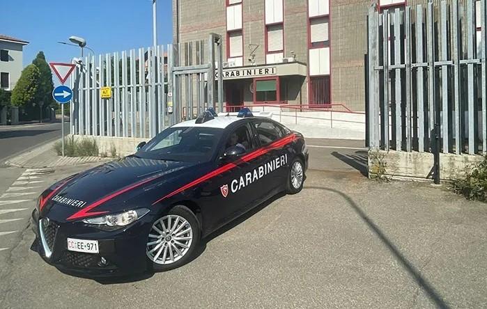 Furto in auto, trova i ladri e viene picchiato e accoltellato: arrestati due giovani