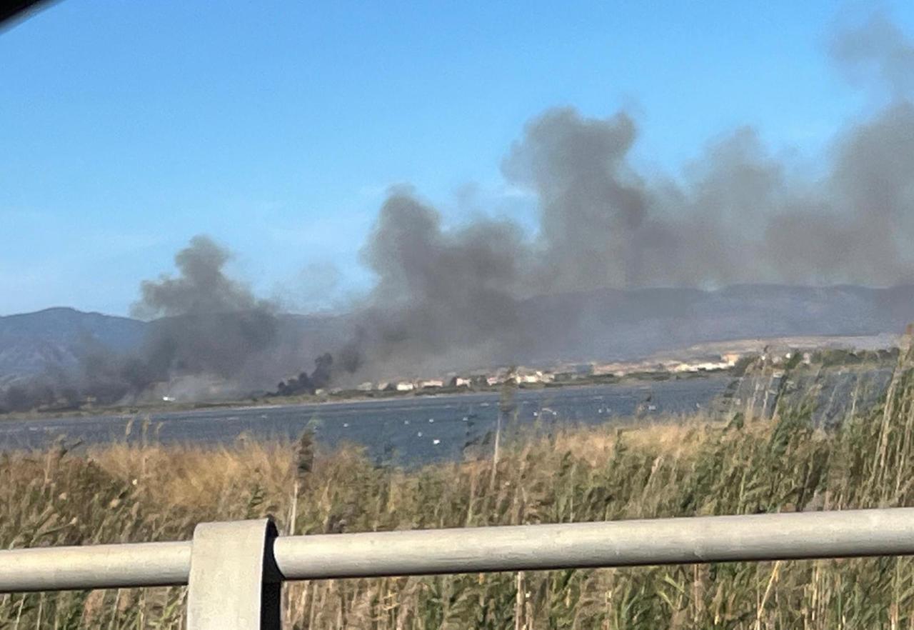 Incendio a Molentargius: il maestrale spinge le fiamme verso un distributore