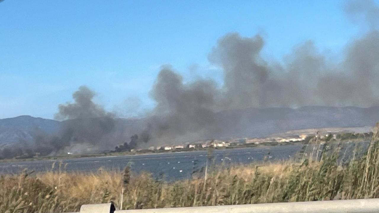 Incendio a Molentargius: il maestrale spinge le fiamme verso un distributore