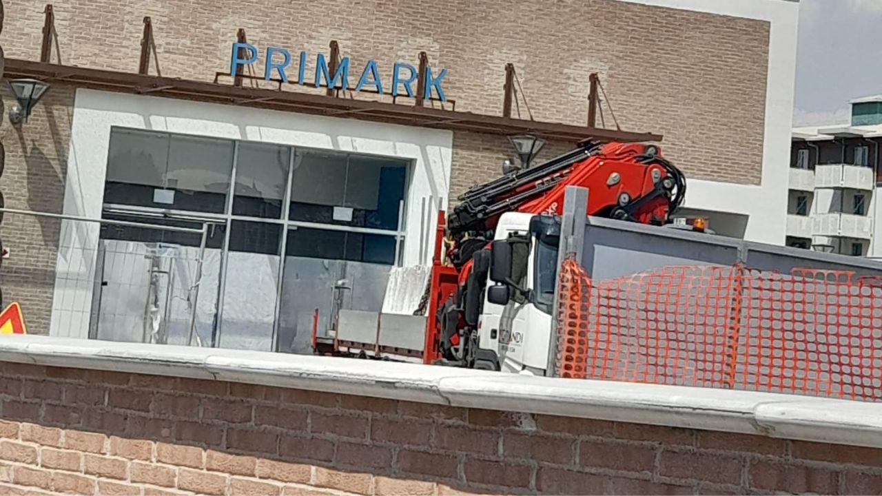 Parte della facciata del nuovo punto vendita di Primark a Livorno