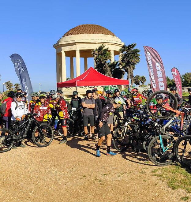 Notturna, a Livorno tutti in bici by night: le colline si scoprono a 2 ruote<br>
