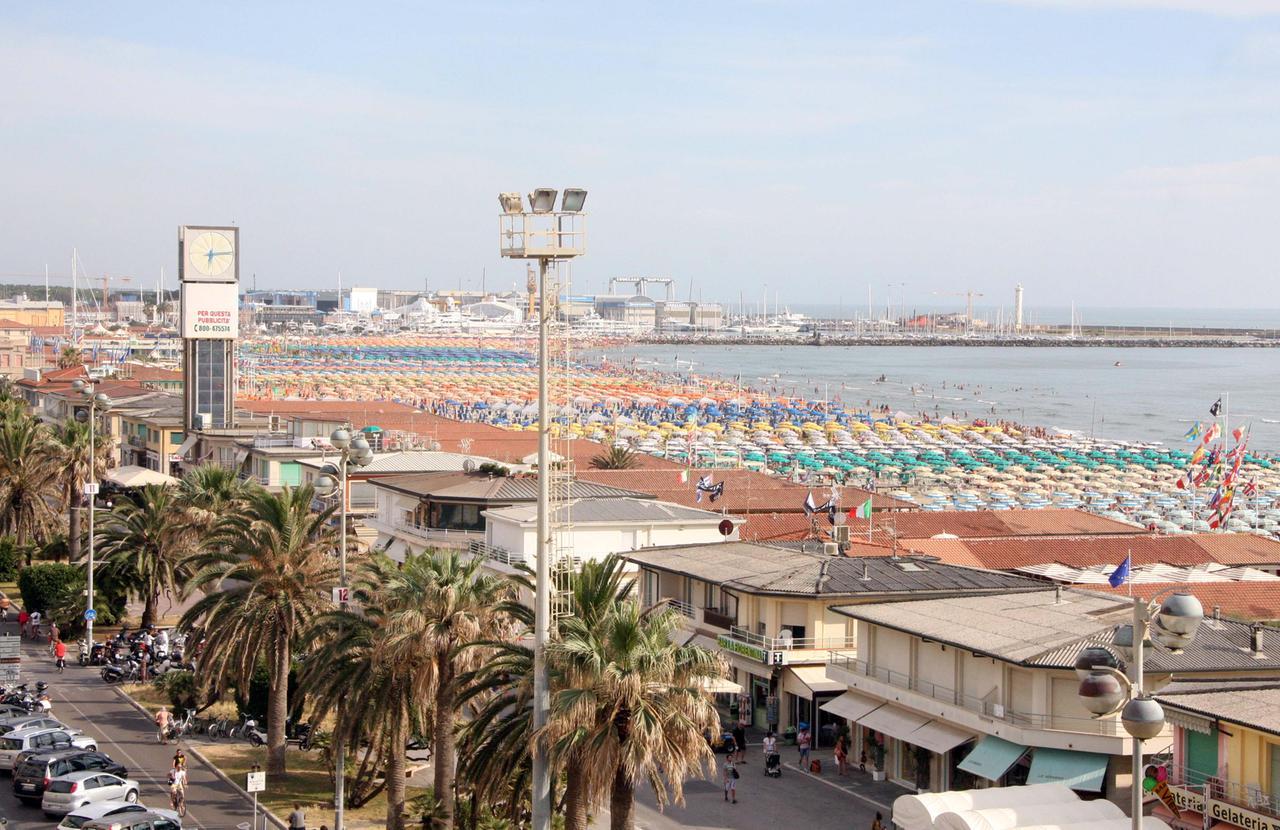 
	Viareggio: un'immagine della Passeggiata

