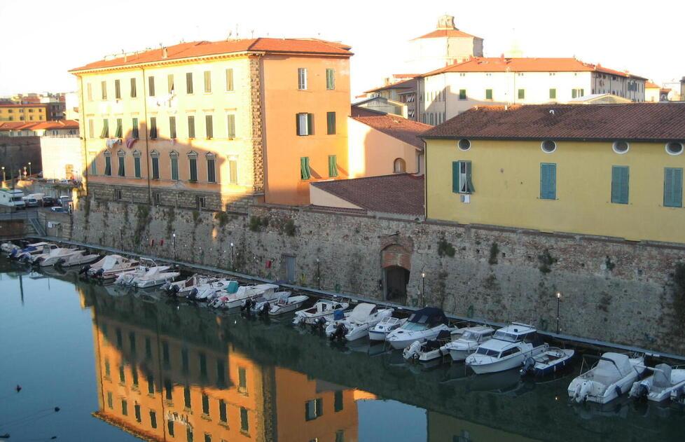 Uno scorcio dei fossi con le barche ormeggiate ai lati (archivio Pentafoto)