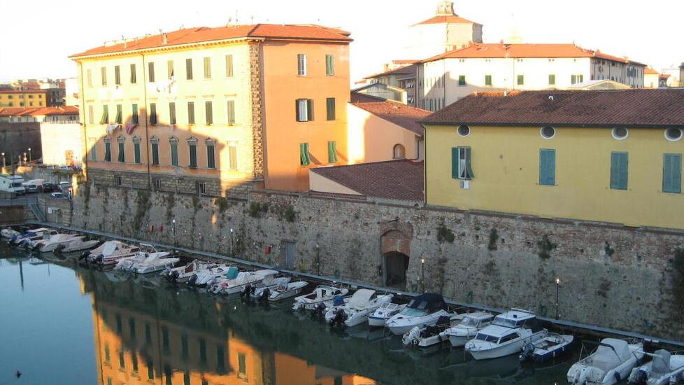 Uno scorcio dei fossi con le barche ormeggiate ai lati (archivio Pentafoto)
