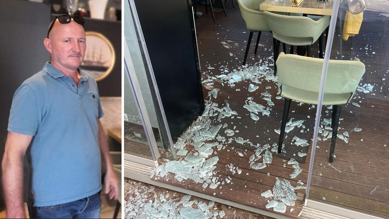 Daniele Del Sette dentro il suo ristorante. Una delle vetrate vandalizzate della Perla dell’Ostricaio