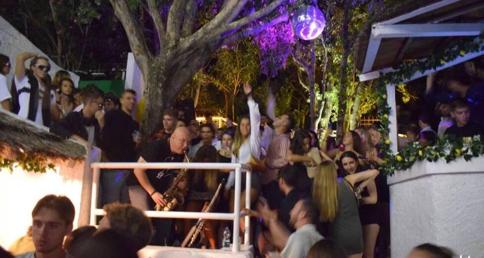 Ancora oggi al Club 64 la musica è la vera protagonista e si balla ovunque