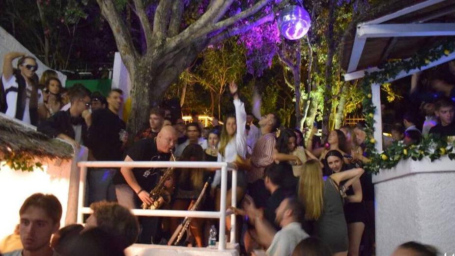 Ancora oggi al Club 64 la musica è la vera protagonista e si balla ovunque