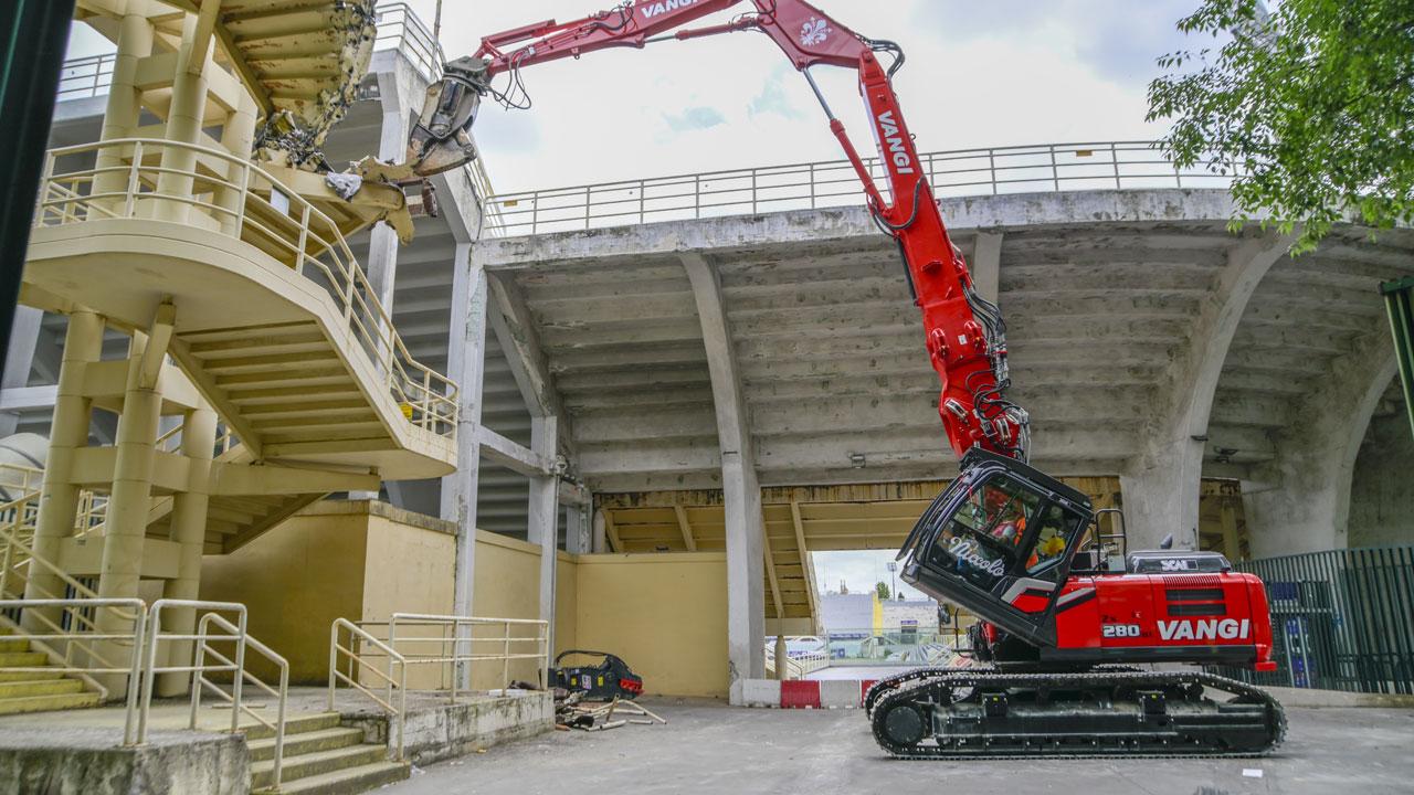 I lavori di demolizione allo stadio Franchi