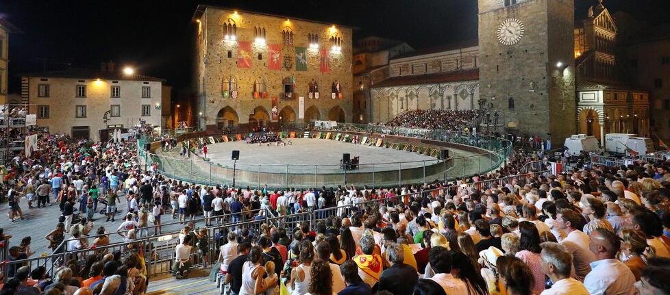 Nella foto una piazza del Duomo gremita di persone in occasione di una precedente edizione della Giostra