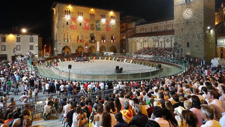 Nella foto una piazza del Duomo gremita di persone in occasione di una precedente edizione della Giostra