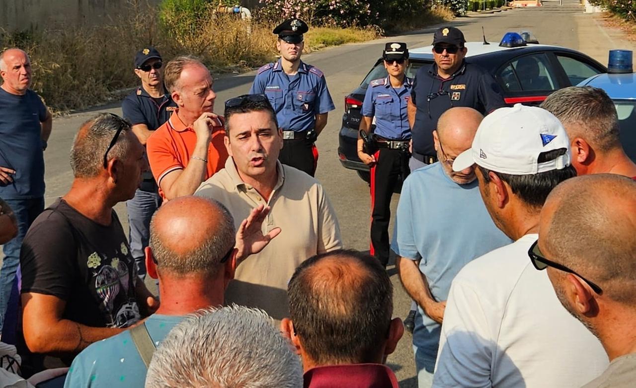 
	Il sindaco Massimo Mulas parla con i lavoratori in presidio&nbsp;

