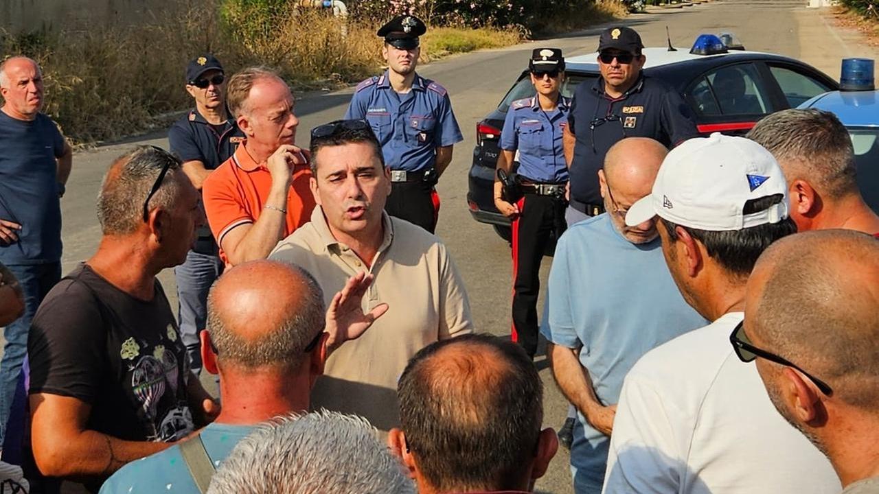 Il sindaco Massimo Mulas parla con i lavoratori in presidio 