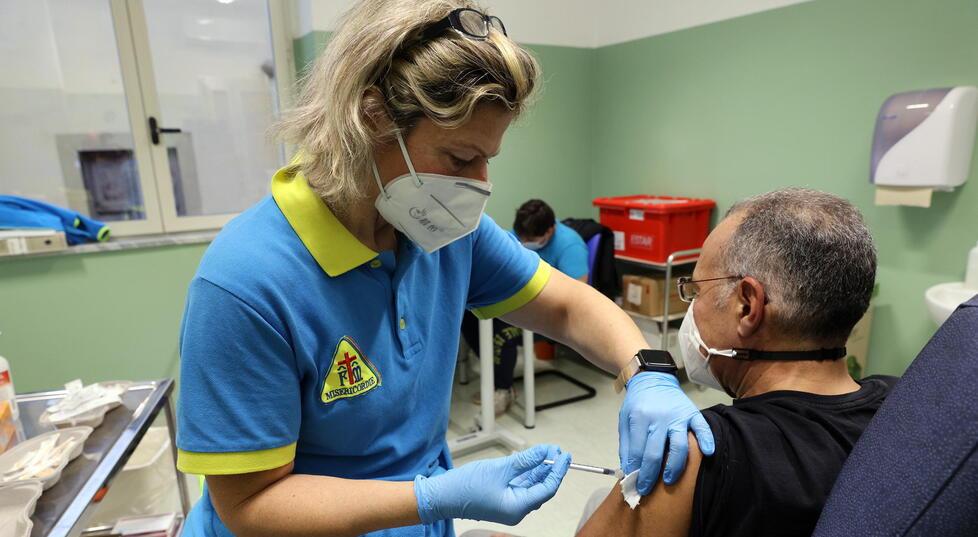 Una infermiera somministra il vaccino a un cittadino (foto d'archivio)