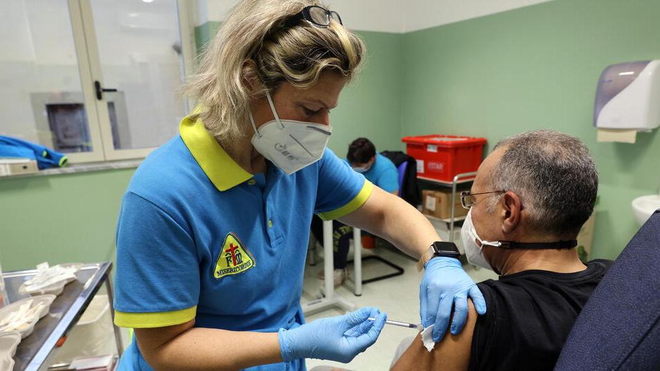 Una infermiera somministra il vaccino a un cittadino (foto d'archivio)