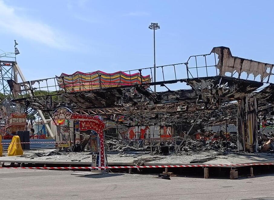 L’autoscontro del Luna park dei Fratelli Lazzari distrutto dall’incendio