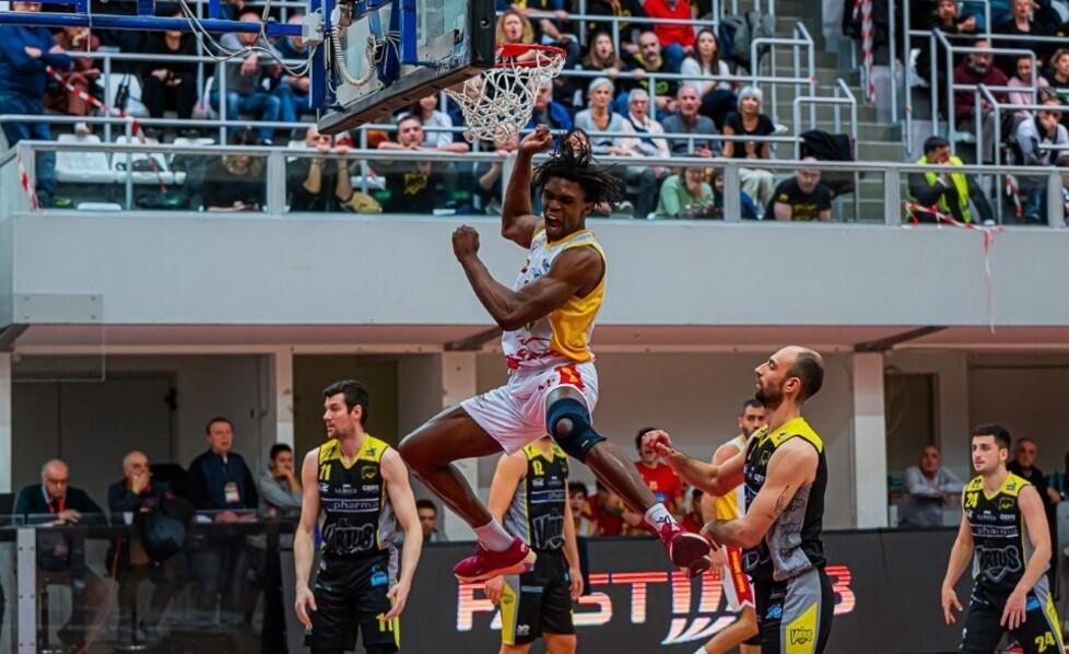 La grinta di Ivan Onojaife dopo una schiacciata a canestro (foto dal sito del Basket Ravenna)