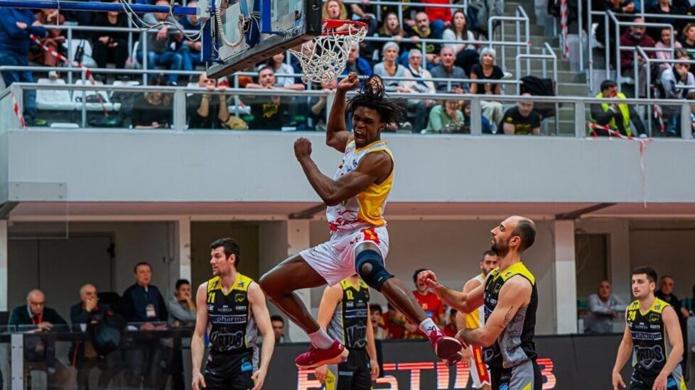 La grinta di Ivan Onojaife dopo una schiacciata a canestro (foto dal sito del Basket Ravenna)