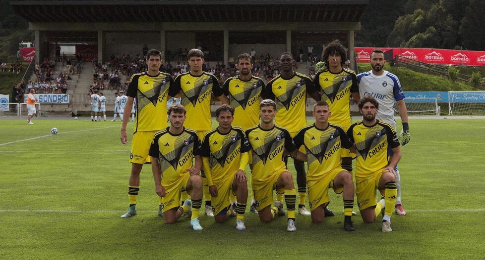 La formazione schierata dai nerazzurri all’inizio della partita amichevole disputata contro la Nuova Sondrio (foto Pisa Sc)