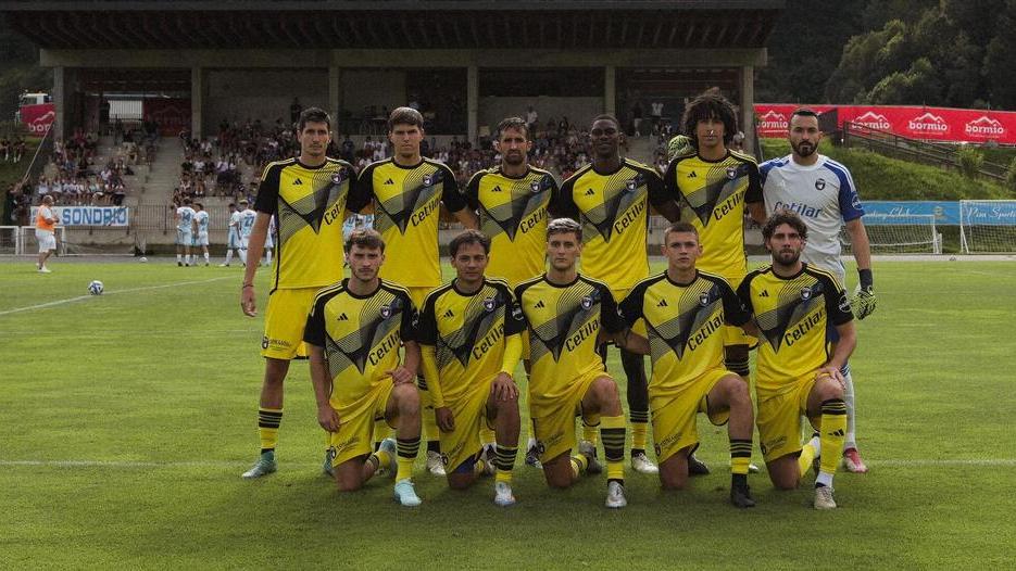 La formazione schierata dai nerazzurri all’inizio della partita amichevole disputata contro la Nuova Sondrio (foto Pisa Sc)