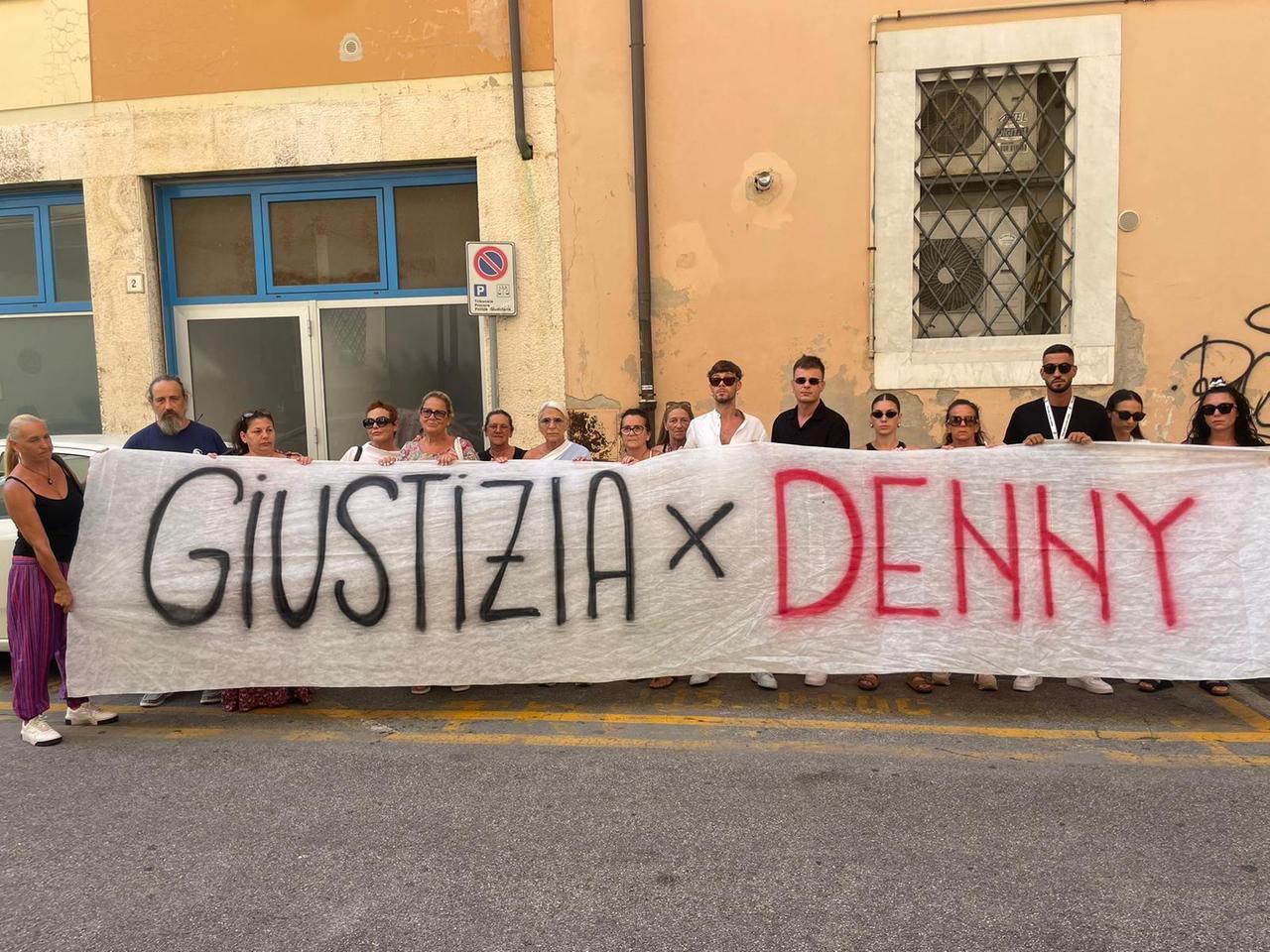 Morte di Denny, a processo i due trentenni accusati di omicidio – Video