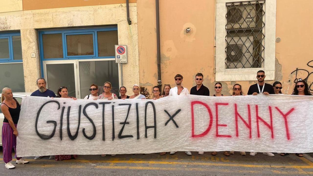 Morte di Denny, a processo i due trentenni accusati di omicidio – Video