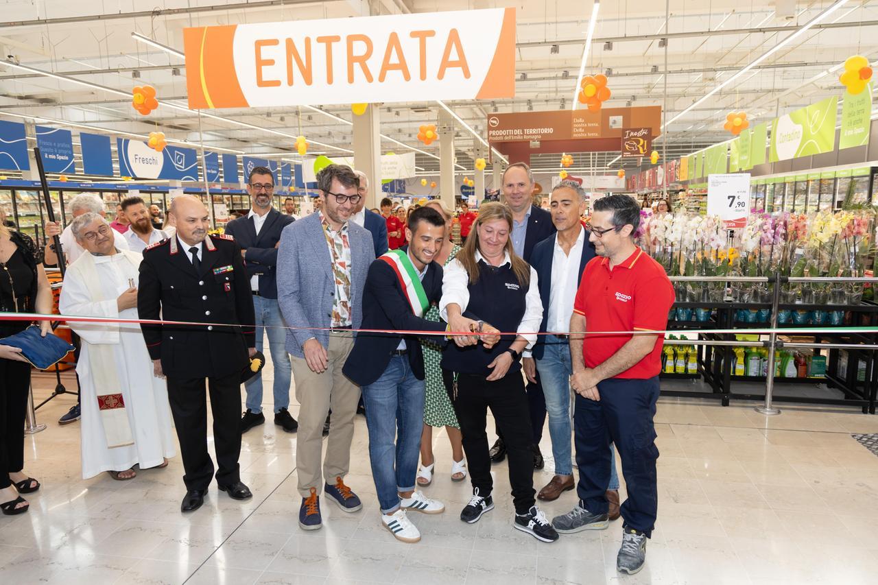 Cento, apre il nuovo Conad: l'inaugurazione