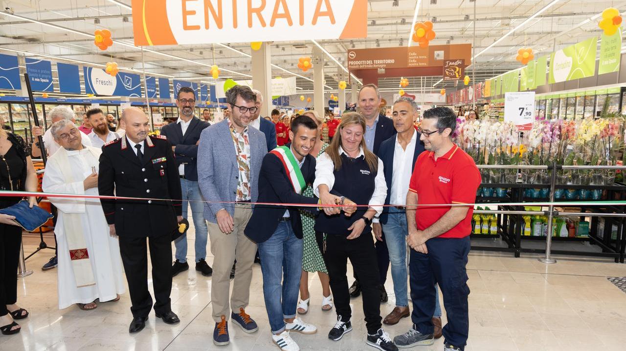 Cento, apre il nuovo Conad: l'inaugurazione