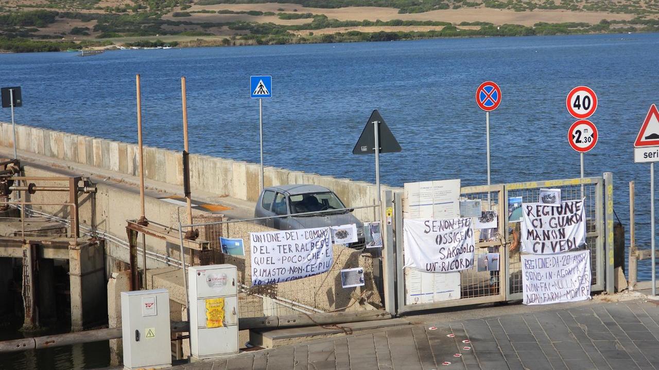 Terralba, presidio pescatori a Marceddì: “Pronti 5 milioni per la pulizia dei canali”