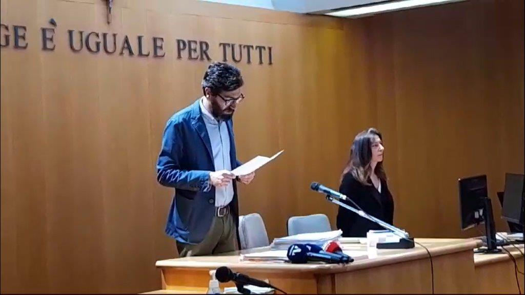 La lettura della sentenza al processo per lo sfregio alla cameriera
