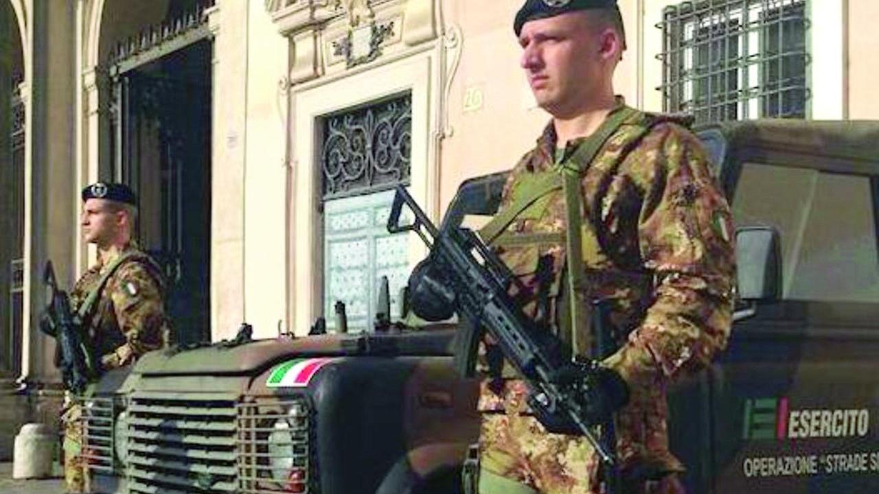 Esercito in stazione, parlano i militari: “La nostra presenza aumenta la sicurezza”