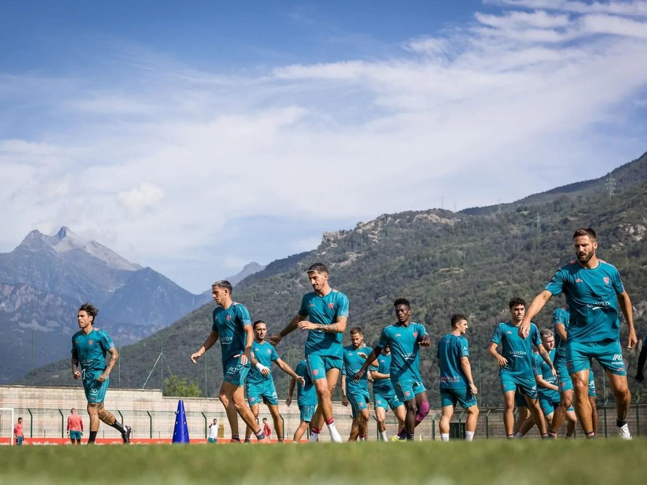 I giocatori del Cagliari Calcio durante un allenamento in Valle d'Aosta