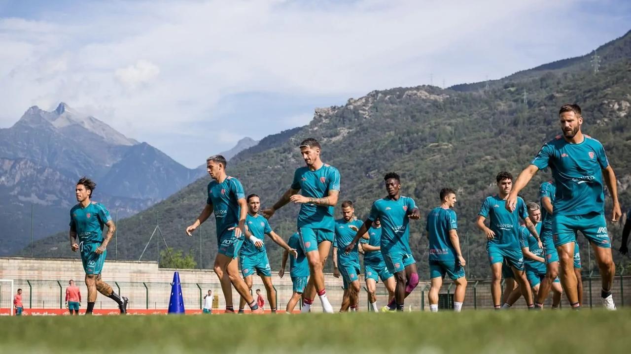 I giocatori del Cagliari Calcio durante un allenamento in Valle d'Aosta