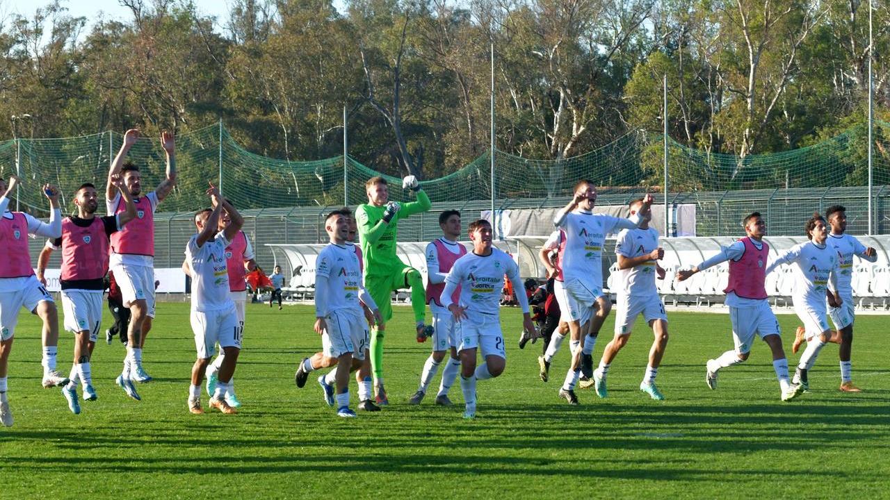 La squadra dell'Olbia calcio festeggia la vittoria