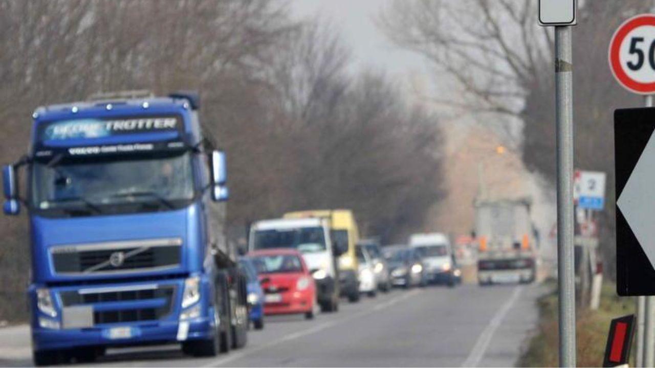 I camionisti: riaprire ai mezzi pesanti la provinciale Bientinese