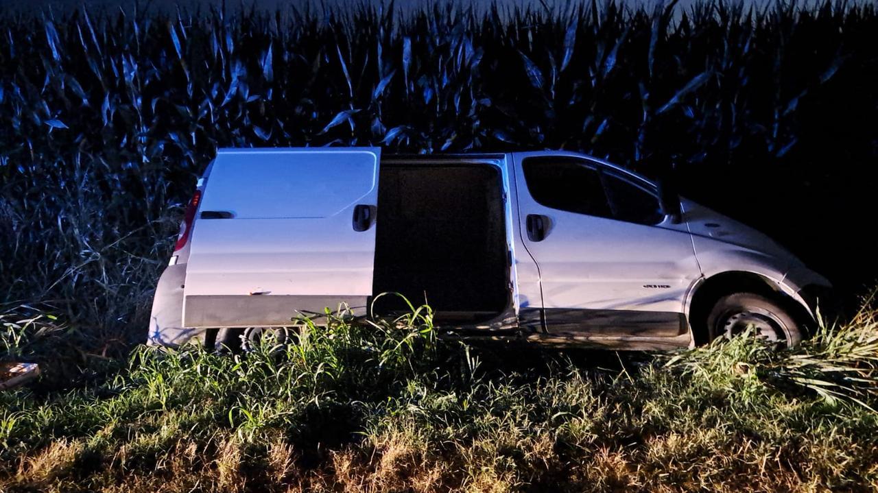 Volania, finisce in un fosso e rimane intrappolato nel furgone